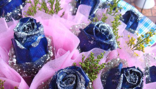 冰蓝色玫瑰的花语（冰蓝色玫瑰与爱情的深意）