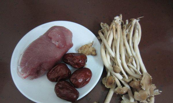 如何彻底清洗茶树菇（清洗茶树菇的步骤和技巧）