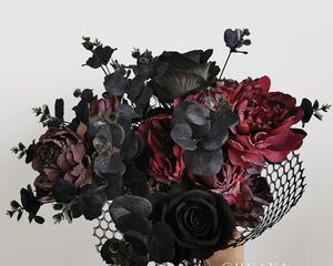 小朵暗红玫瑰花属于哪种品种？