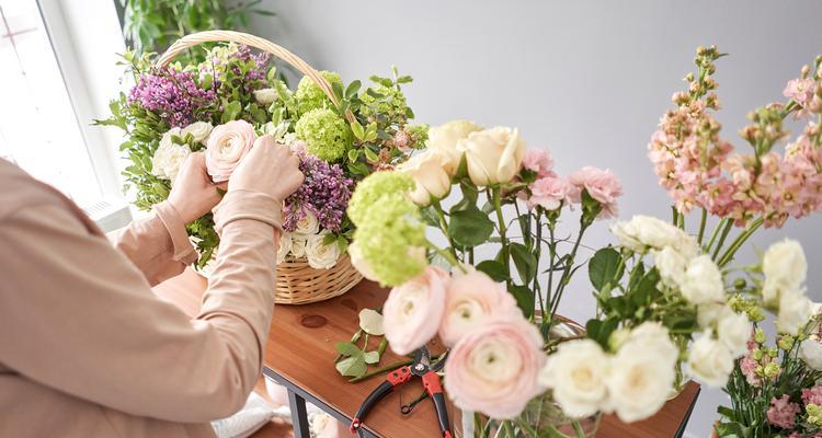 玫瑰花修剪成插花怎样才美观？